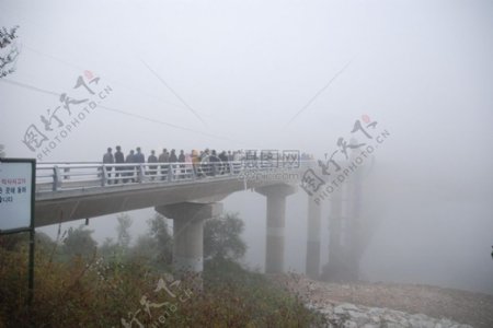 雾霾中的大桥