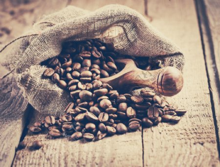 木板上的咖啡豆