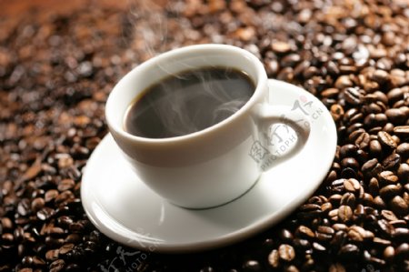 咖啡豆上冒热气咖啡图片
