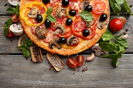 香菇西红柿披萨与香料图片