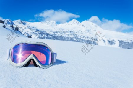 雪地上的滑雪眼镜