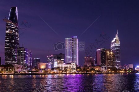 城市河边夜景