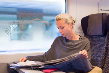 火车上看报纸的美女图片