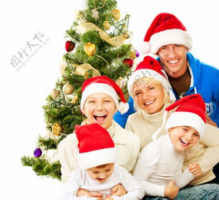 圣诞树前的一家人