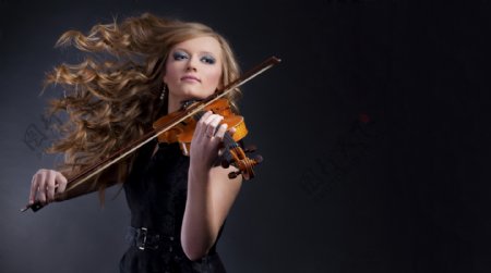 拉手提琴的美女图片