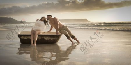 海边接吻的情侣图片