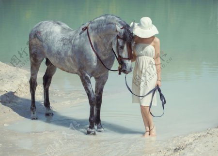 河边牵着马的美女图片