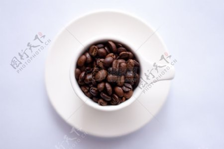 布朗咖啡上白色陶瓷杯豆