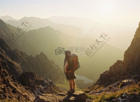 山夏天阳光远足登山旅游查看旅行家探险背包背包