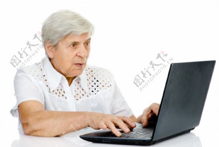 笔记本电脑上网的老年人图片
