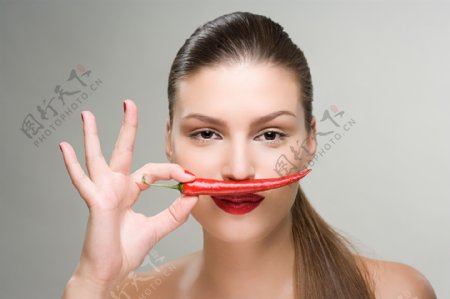 拿着红辣椒的女人图片