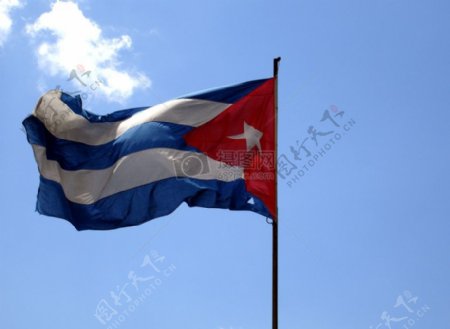 蓝天下的古巴国旗