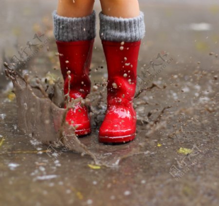 溅起的水花与红色雨鞋