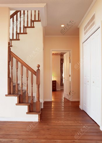 室内木质楼梯局部摄影图片