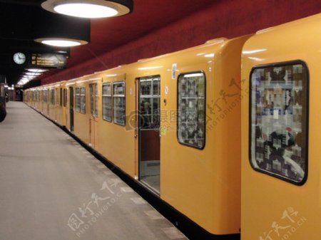 停靠的黄色地铁