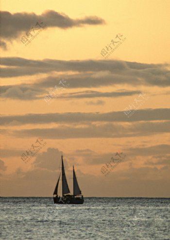 海上帆船图片