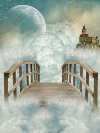 云中的城堡和木桥图片
