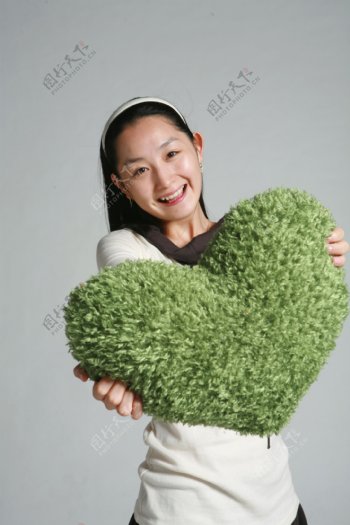 手捧着爱心枕头的韩国美女图片
