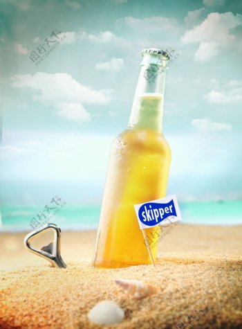 沙滩上的啤酒瓶和瓶起子
