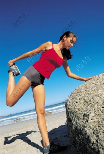 海滩上健身的时尚美女图片