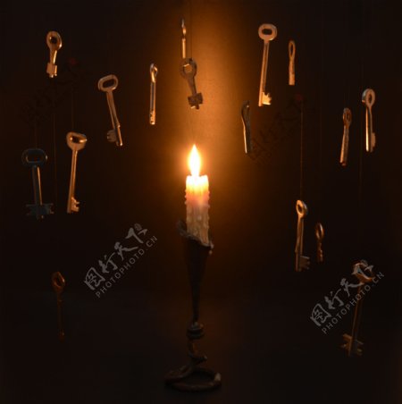 蜡烛与空中的钥匙图片