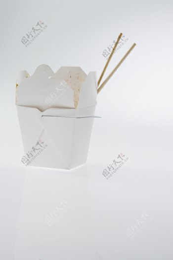 白色纸盒内的筷子图片