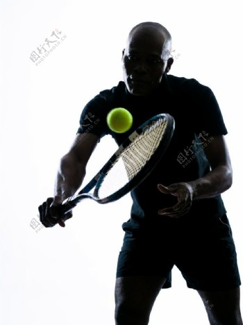 打网球的男性运动员