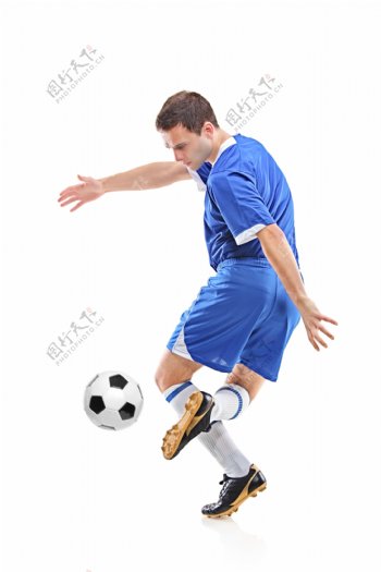 扭腰踢足球的运动员图片