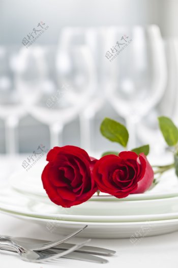 高脚杯与玫瑰花图片