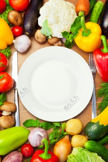 木板上的餐具与蔬菜图片