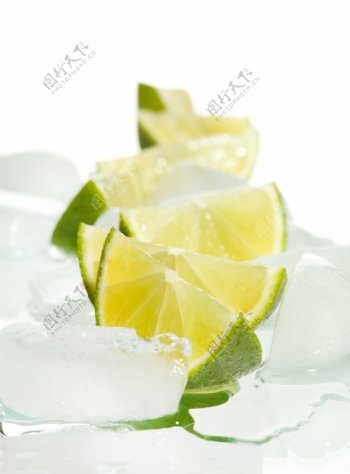 新鲜柠檬与冰块图片