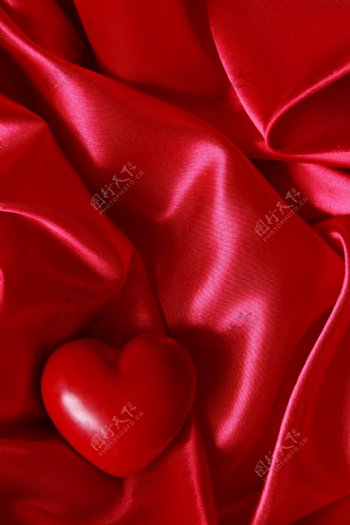 红色爱心与绸布背景图片