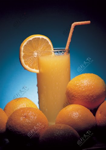 一杯果汁和很多橙子图片