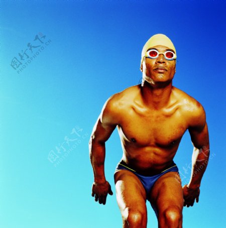 跳水的男人图片
