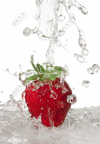 草莓与动感的水图片