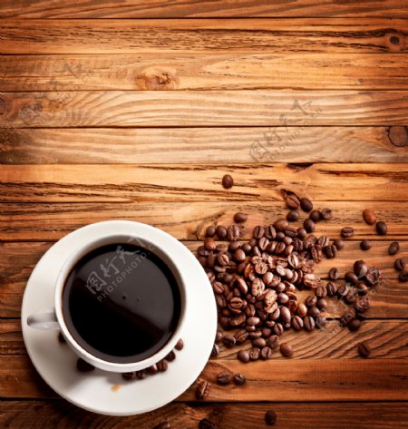 木板上的咖啡与咖啡豆图片