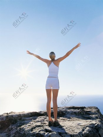 山峰上站立的女人图片