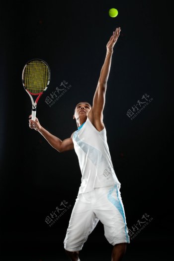 抛起网球的运动员图片