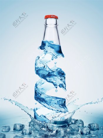 蓝色水组成的瓶子与冰块图片