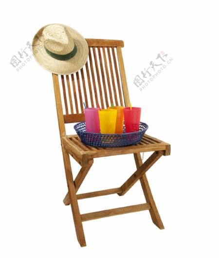 椅子上的帽子和饮料