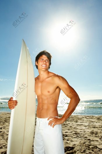 抱着冲浪板的外国男性图片