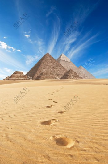 沙漠上的金字塔