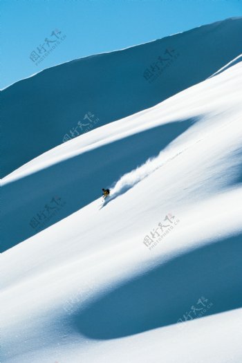 飞速下滑的滑雪运动员高清图片