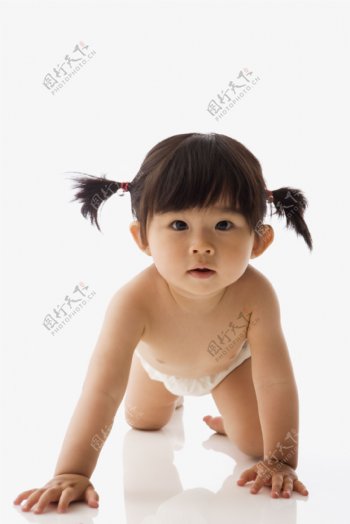 双手撑在地上的女宝宝图片