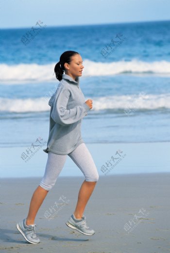 海滩上跑步的美女图片