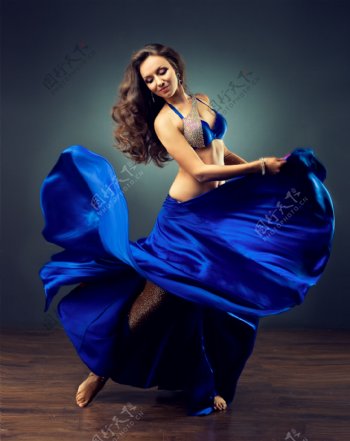 穿着蓝色舞蹈服的美女图片