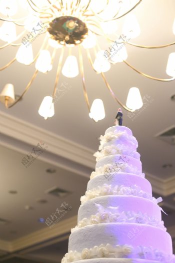 灯光下的婚庆蛋糕图片