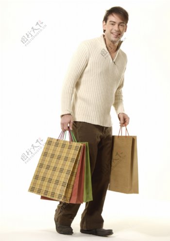 手拿购物袋的男人图片