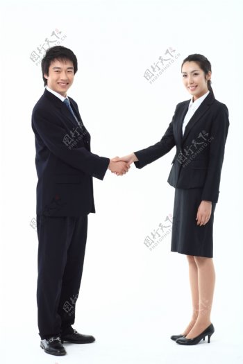 正在握手合作的商务男女图片
