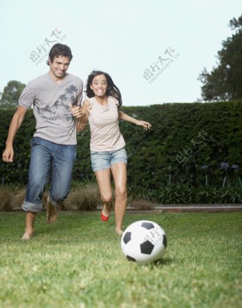 踢足球的情侣图片